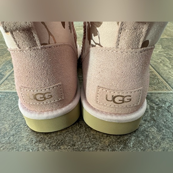 NEW!! UGG Classic Mini Floral Foil Slip On Boots- Pink/Rose Gold, Women’s Size 9 - Picture 4 of 10
